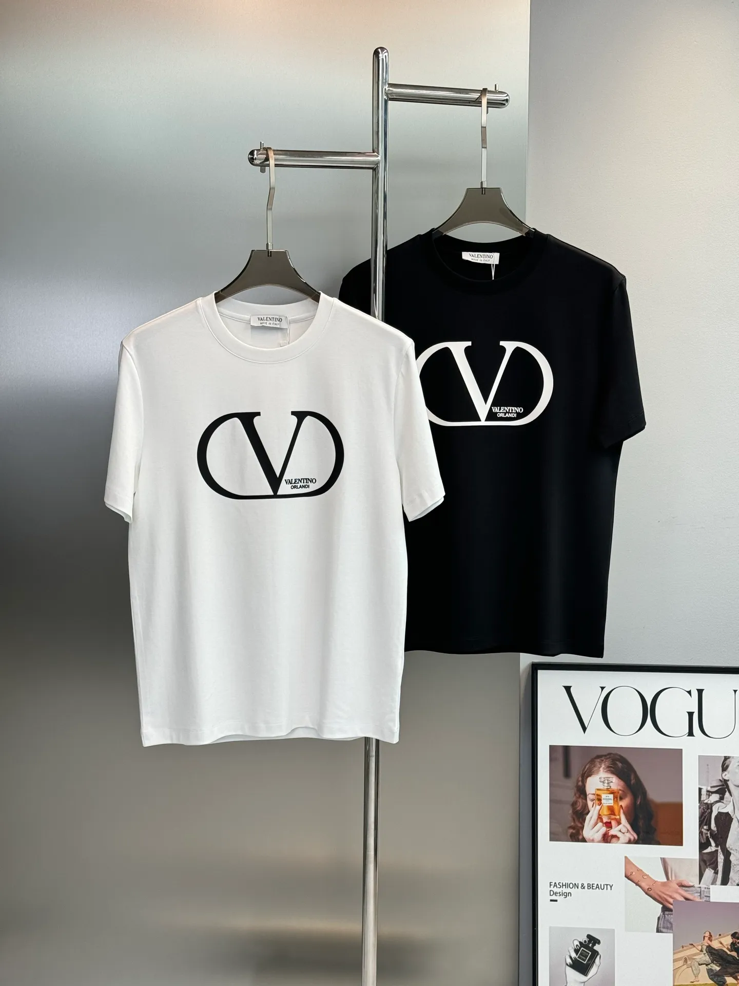 ⚜️Valentino Classic round neck T-shirt. Made of high-count mercerized cotton fabric, it has a delicate and soft light texture on the hand. It drape smoothly without sweating, and the upper body is neat and does not collapse. The iconic big V logo is minimalist and advanced, and the Black and White two-color Versatile is unmistakable. The round neck fits the neck without tightening the skin, and is suitable for daily commuting and leisure travel! It is low-key and releases a light and luxurious atmosphere. It is a basic model that men's wardrobe needs. It is soft and skin-friendly. It has excellent breathability and is super comfortable to wear in spring and summer! The contrasting color brand logo on the front is simple and recognizable, and the slim fit highlights your figure, making it easy to handle for daily commuting and leisure time ✨Sizes: M-4XL slim fit ❗️ (XL recommended for 175/145 pounds)